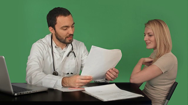 年轻女性的医生病史数据库绿屏，色度键视频素材