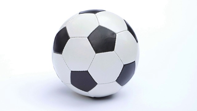 足球或足球孤立在白色。视频下载