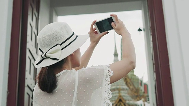 泰国复古风格的女人是拍摄Wat Phra Kaeo，著名的寺庙在曼谷，泰国为她的周末泰国复古风格的女人是拍摄Wat Phra Kaeo，著名的寺庙在曼谷，泰国为她的周末视频下载
