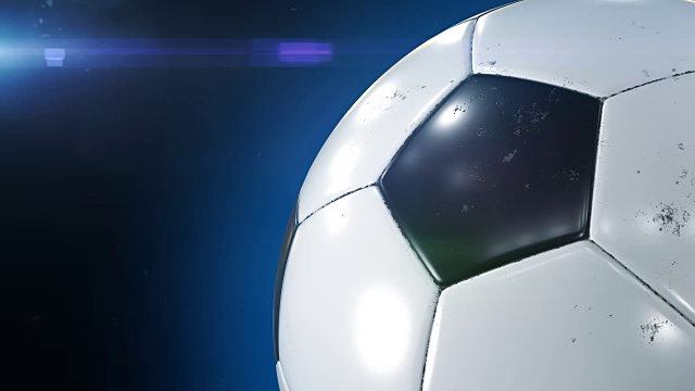 美丽的足球旋转特写在黑色与体育场火炬。循环足球3d动画转身球。4k超高清3840x2160。视频下载