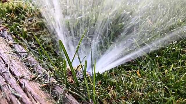 草坪庭院喷灌机灌溉喷嘴特写喷水视频素材