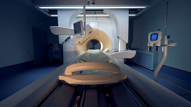 一个空的MRI CT PET扫描仪的广角视图。断层摄影正在进入准备阶段。视频素材