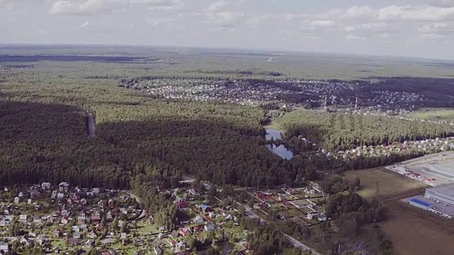 鸟瞰图美丽的小村庄或乡镇在森林视频下载
