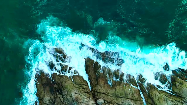 天线:美丽的海浪和白色泡沫的岩石海岸。视频素材