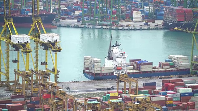 新加坡港口集装箱船及吊装起重机鸟瞰图视频下载