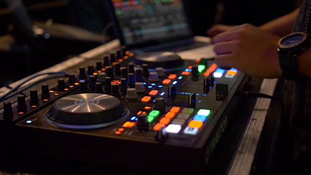 在聚会上使用的DJ混音器视频素材