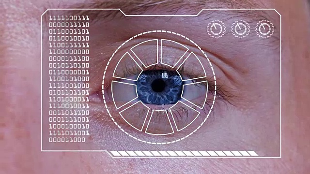 一个人的眼睛的极端近距离，与hud扫描图形覆盖。视频素材