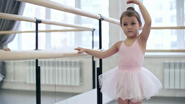 练习芭蕾舞手臂动作的女孩视频下载
