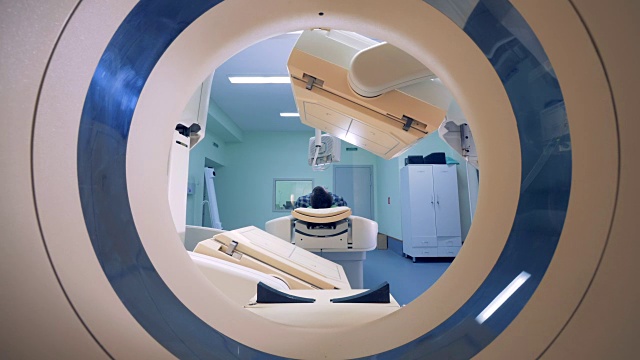 4K断层摄影，病人磁共振成像，医学检查视频素材