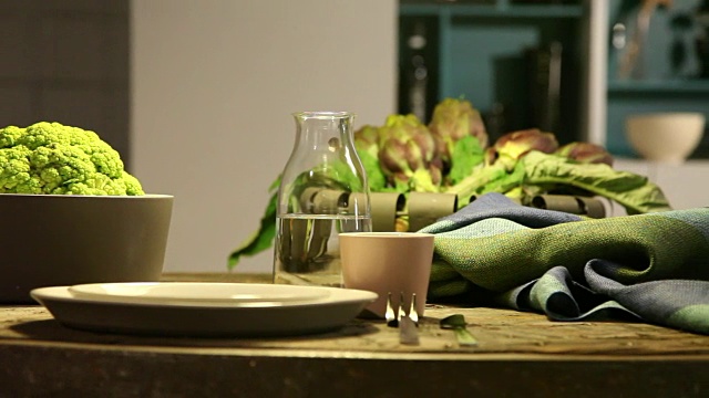 餐桌设置详细车厢与caggabe和蔬菜视频下载