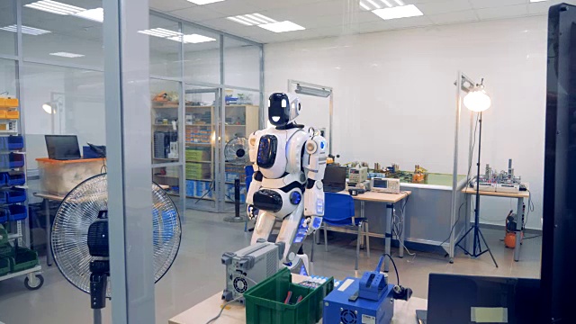 微笑的半机械人正在实验室里移动它的头部和身体视频下载