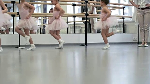在舞蹈工作室热身视频下载