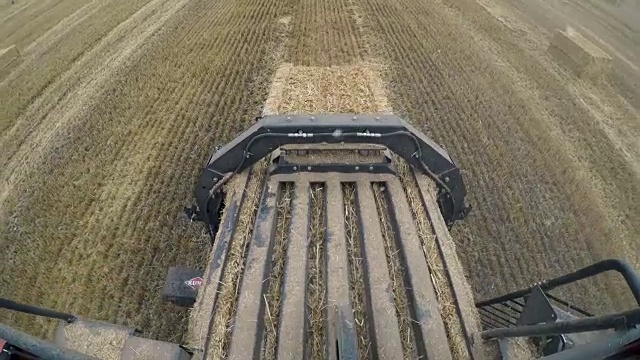 拖拉机收集干草并压成捆视频素材