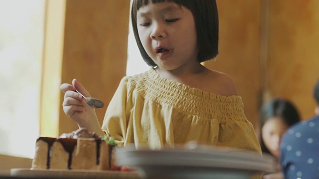 泰国小女孩和家人在餐厅吃冰淇淋视频下载