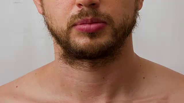 年轻人脸上长胡子的过程视频素材