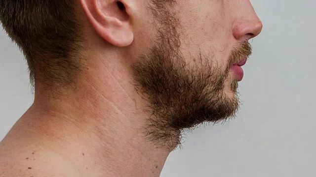 年轻的白种人面部侧面长胡子的男性视频素材