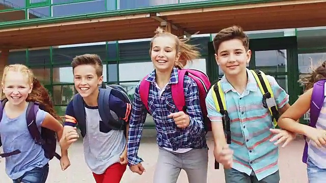 一群快乐的小学生在跑步视频下载