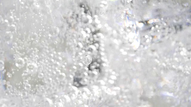 靠近气泡苏打和冰的背景视频素材