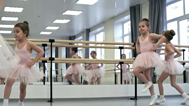 在舞蹈工作室蹦蹦跳跳的小女孩视频下载