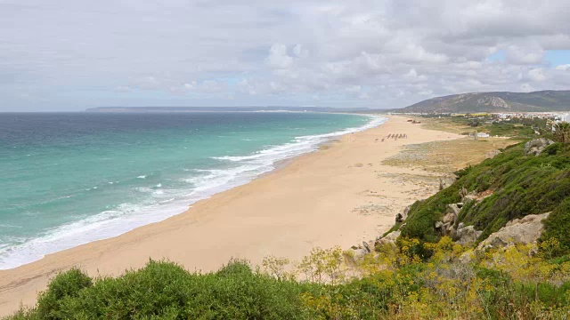 西班牙加的斯的扎哈拉海滩阴天视频下载