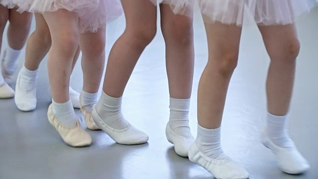 踮着脚尖走路的小芭蕾舞者视频下载