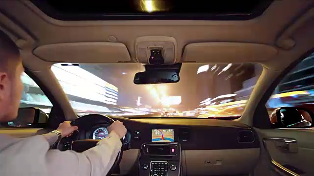 夜间驾驶时间推移与相机放置在车内视频素材