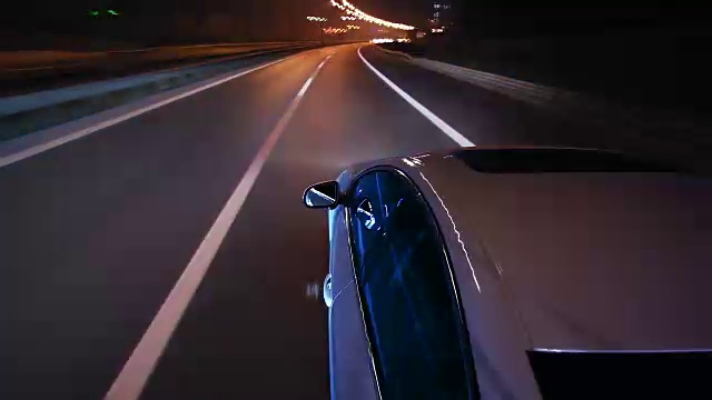 夜间驾驶时间推移与相机放置在车顶视频素材