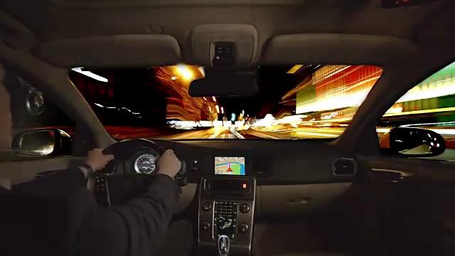 夜间驾驶时间从汽车内部流逝视频素材