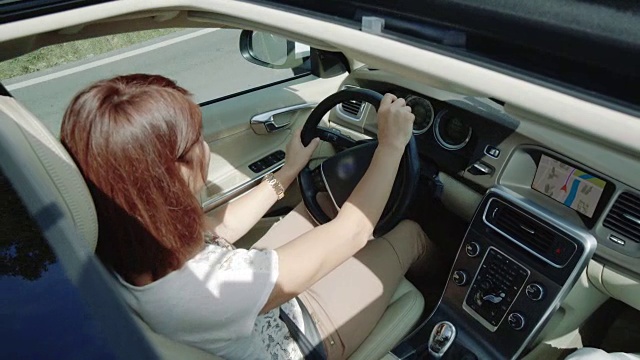 一名年轻女司机的天窗照片视频素材