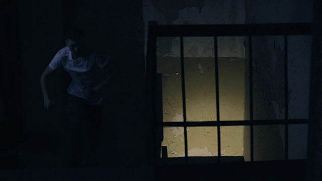 一个年轻人在废弃的建筑里爬楼梯视频素材