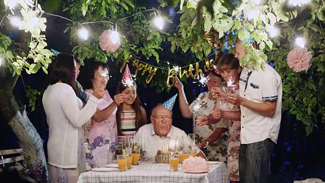 快乐的大家庭在家里庆祝生日视频下载