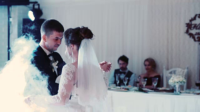 新娘和英俊的新郎在婚礼上跳第一支舞视频下载