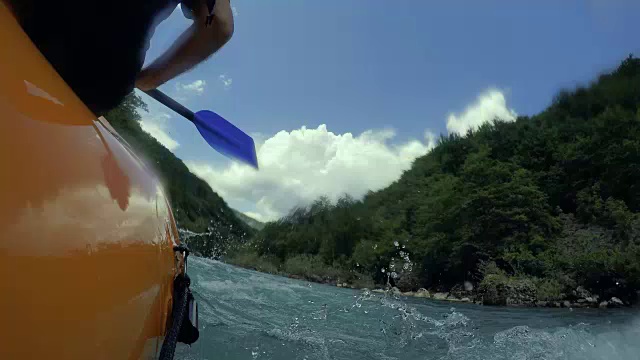 在激流中划桨的人视频下载