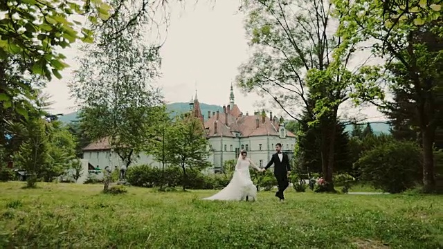 一对新婚夫妇在阴天的婚礼上走在街上视频素材
