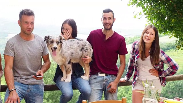一群朋友和一只有趣的狗一起在乡下度假视频下载