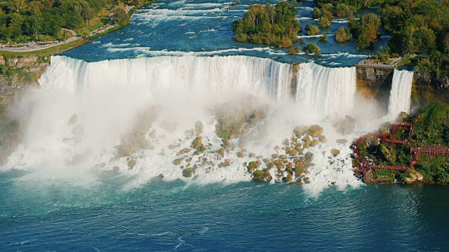 从上往下看，就是令人难以置信的尼亚加拉大瀑布。尼亚加拉河和美国瀑布的景色视频素材