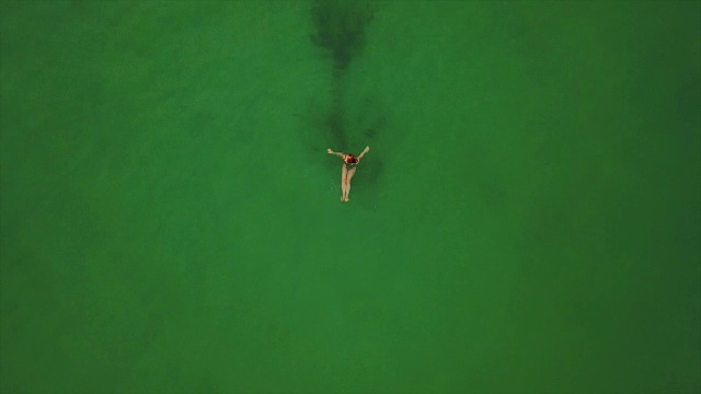 日落光线普吉岛海滩水游泳女子空中向下观看4k泰国视频下载
