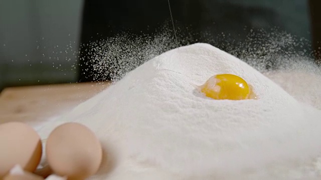 SLO MO DS鸡蛋落入面粉中视频素材