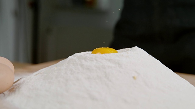 SLO MO DS落在面粉上的小碎片视频素材