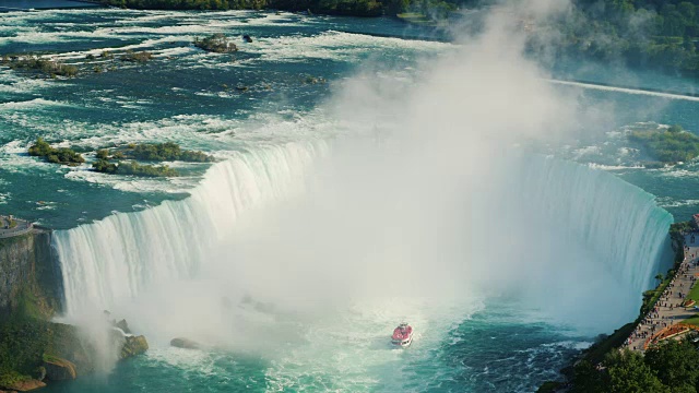 尼亚加拉大瀑布——美国和加拿大最著名的旅游景点之一。鸟瞰图视频素材