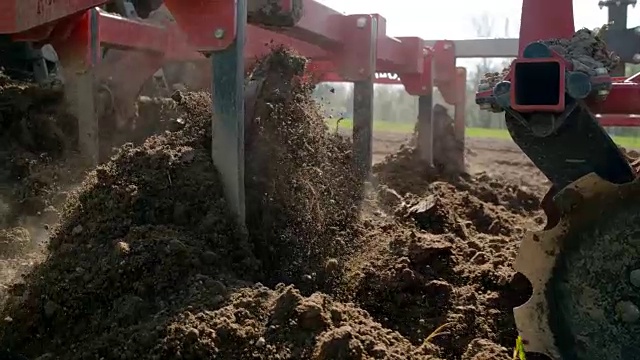 SLO MO耙用于破碎和平整土壤视频下载