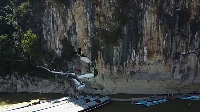 在北瓯洞穴前的湄公河上的游客和船只视频下载