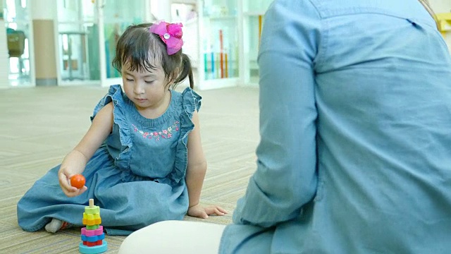 亚洲婴儿和妈妈玩玩具视频素材