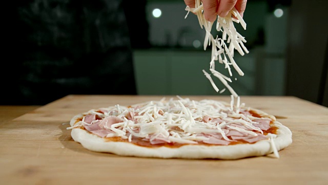 SLO:把奶酪撒在披萨上视频素材
