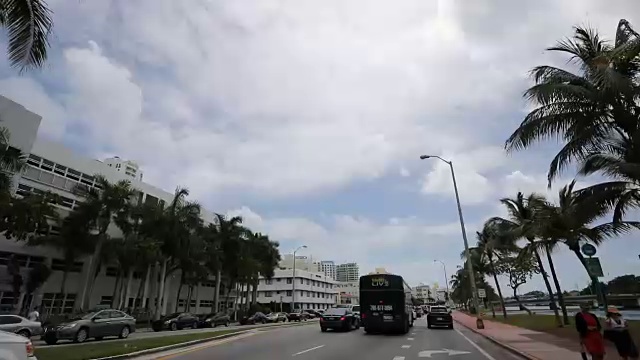 在迈阿密的街道上开车视频素材