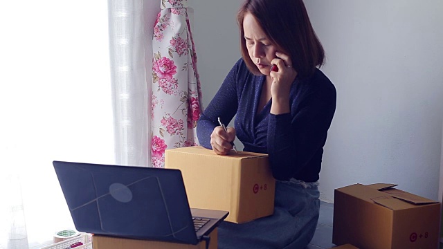 亚洲女性使用电话查看电子邮件收件箱从客户的订单。网上购物视频素材