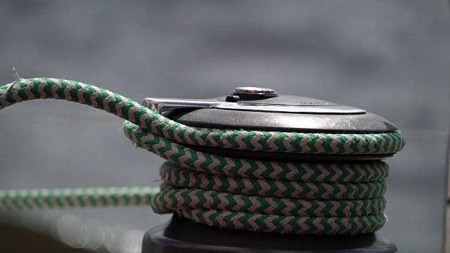 帆船上的绳锚机视频素材