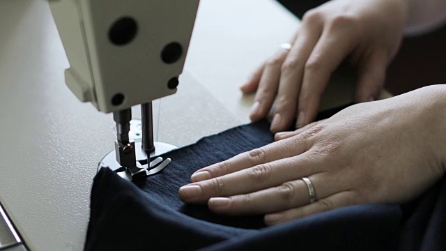 用缝纫机干活的女人，靠近点视频素材