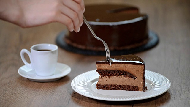 吃一块巧克力慕斯蛋糕。视频素材