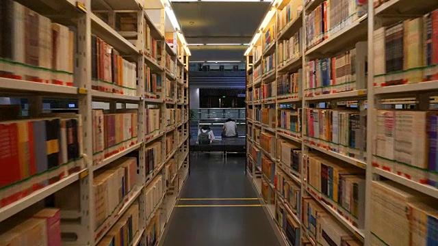 广州市立图书馆阅览厅书架慢行观视频下载